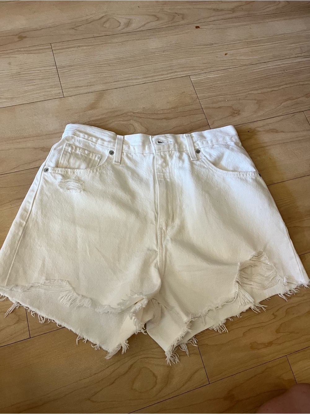 Levi’s High Waisted Mom Shorts White Distressed – Size 29